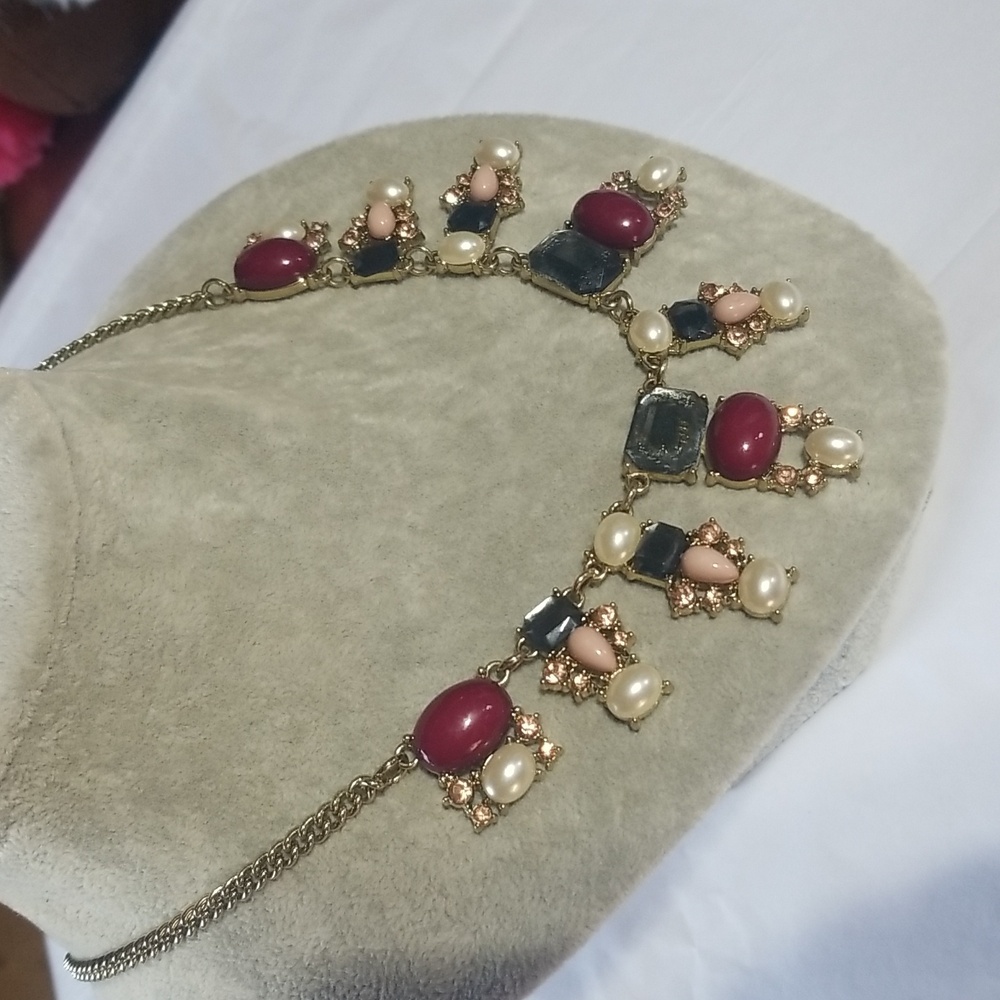 She Makes A Statement Pretty Statement Necklace - image 3